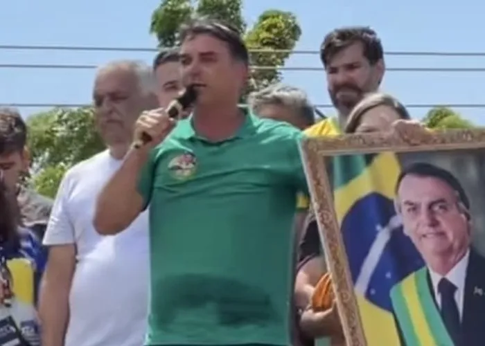 Flávio Bolsonaro anuncia voto favorável à escala 6x1 e aconselha aliados a apoiarem pauta